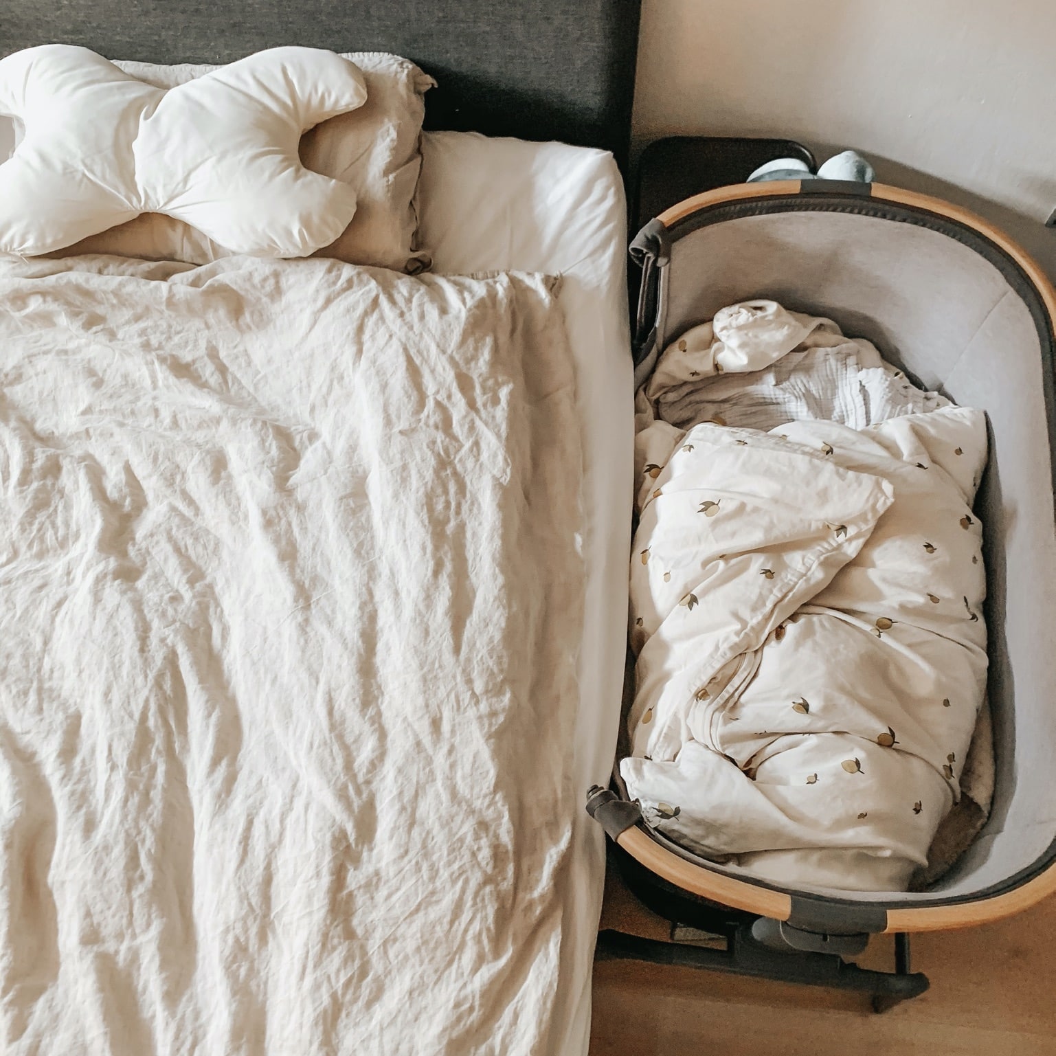 Sov trygt med baby tæt på - en bedside crib er et fantastisk køb